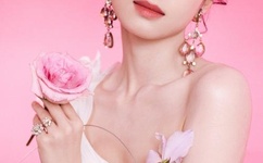 绿鱼头套男孩发声